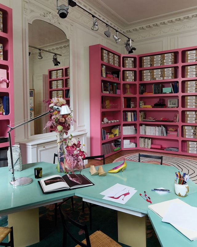 핑크와 소프트 그린 컬러, 빈티지 가구로 꾸며진 크리에이티브 디렉터 게라르도 펠로니의 오피스.