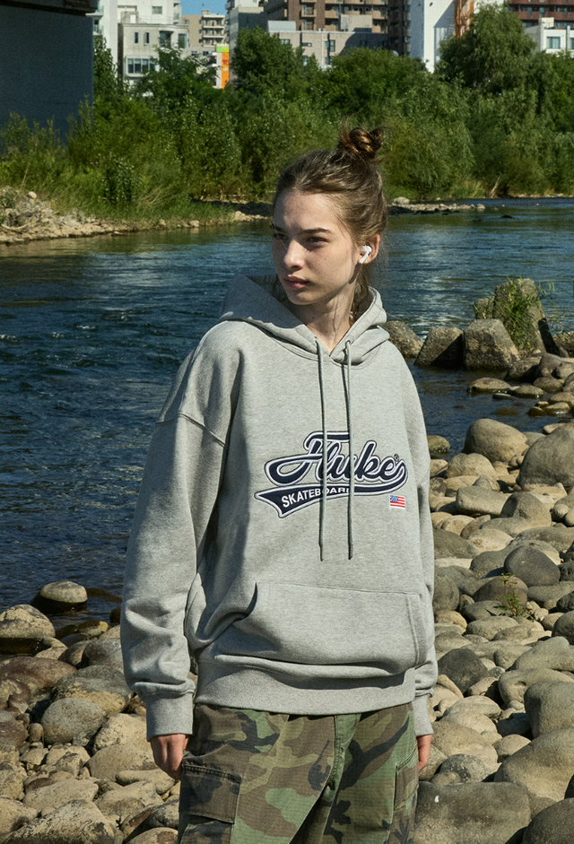 커시브 자수 로고 후드티셔츠 4만 8천원 대