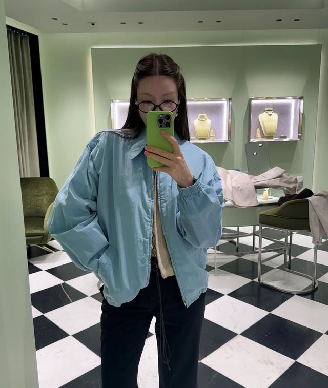 은은한 하늘색 컬러 봄버 자켓으로 색다른 가을 컬러를 선보인 오눅 @onnuk_