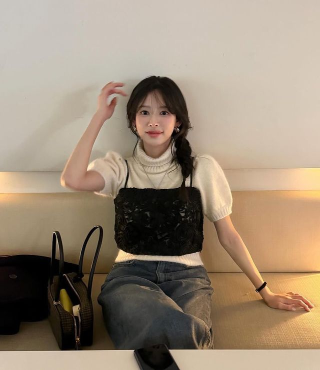 퍼프 디테일의 반팔 니트 터틀넥으로 사랑스러운 가을 데이트 룩을 선보인 이나연 @inayommi