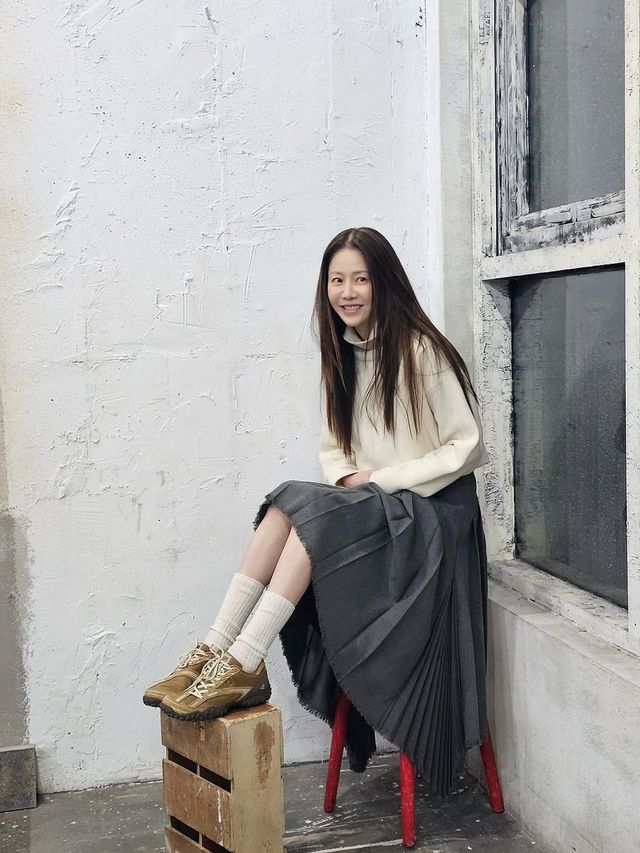 아이보리 터틀 넥과 그레이 플리츠 스커트를 매치해 단정하면서도 스타일리시한 무드를 자아낸 고현정 @atti.present