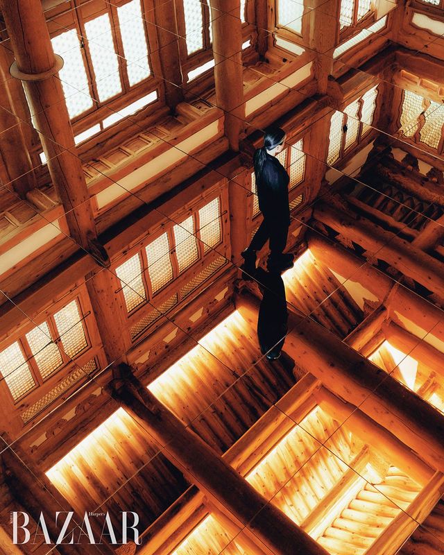 〈호흡―선혜원〉 작품 위를 걷는 작가 김수자.