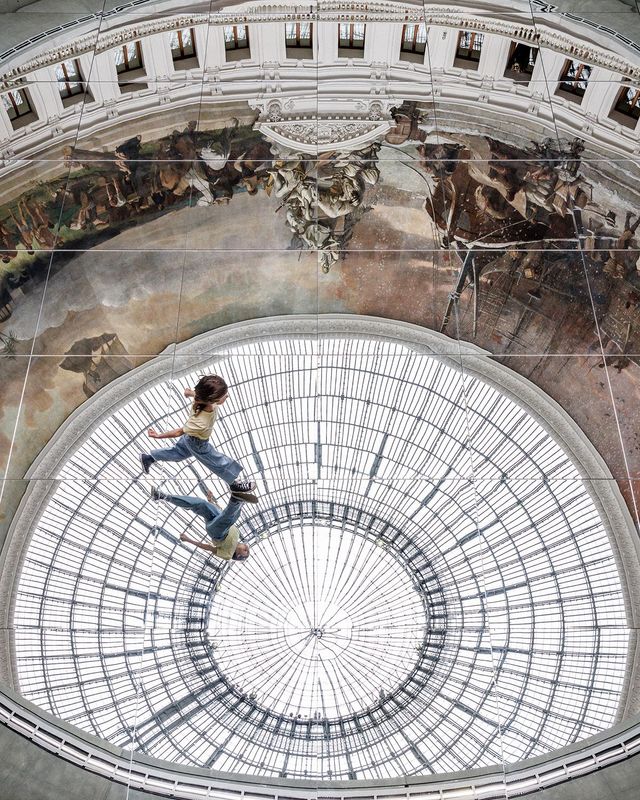 〈To Breathe―Constellation〉, 2024, Site-specific installation consisting of mirror panels, View of the exhibition «Le monde comme il va», Bourse de Commerce–Pinault Collection, 2024. Courtesy of Bourse de Commerce– Pinault Collection, Axel Vervoordt Gallery, Galerie Tschudi and Studio Kimsooja. Photo: Florent Michel/11h45/Pinault Collection