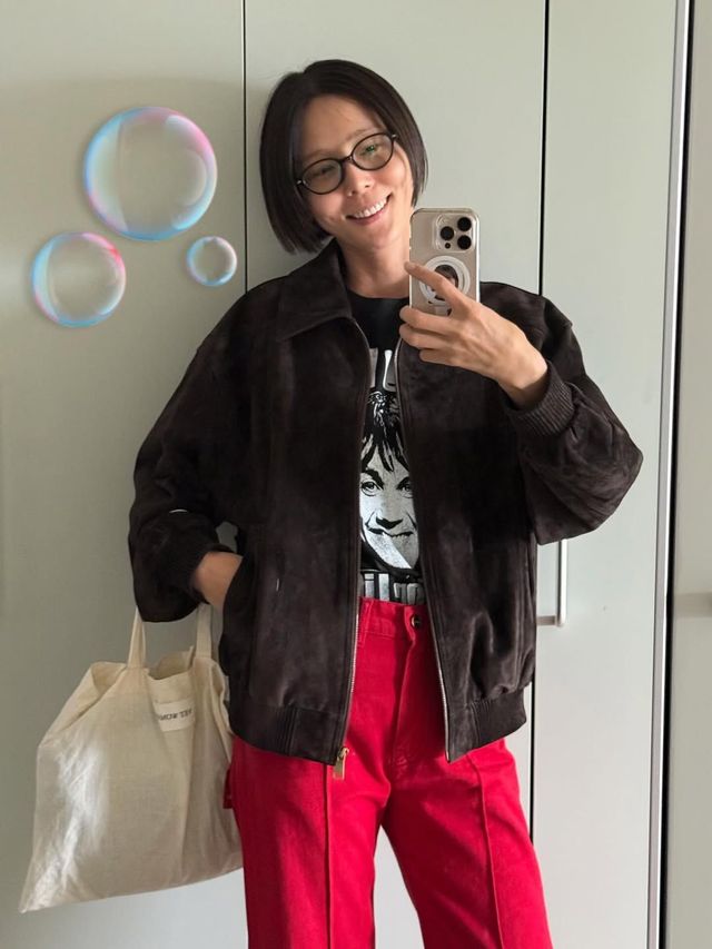 브라운 스웨이드 가죽 자켓과 레드 팬츠를 매치해 생동감 넘치는 룩을 완성한 김나영 @nayoungkeem