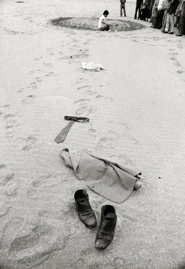 이강소, 〈낙동강 이벤트〉, 1977, 디지털 C-프린트, 64x46cm (제3회 대구현대미술제).