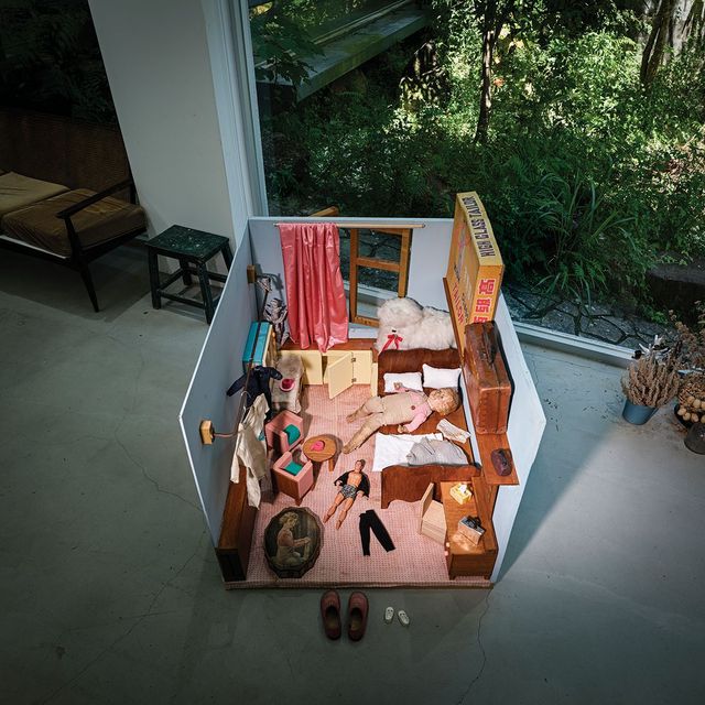 〈호텔 룸 토이 세트〉, 2025, 나무 패널에 아크릴릭 물감, 앤티크 토이, 패브릭, 철제 상자, 세라믹, 라이트 클레이, 92x110x83 (h) cm. © 2025, SHIH Yung Chun. Courtesy of the Artist, Yiri Arts, and Arario Gallery. 