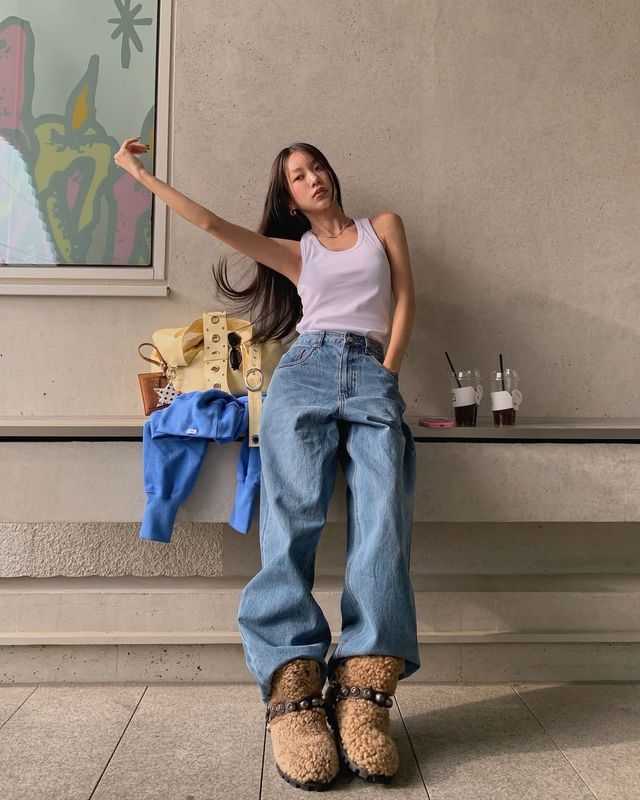 심플한 룩에 털 부츠를 더해 90년대의 쿨한 분위기를 만든 설쁘 @mulbada