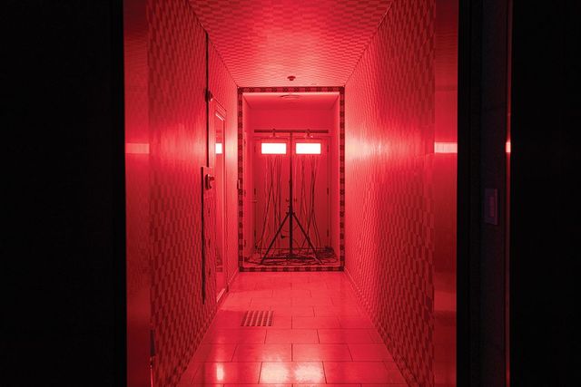 무한한 디지털 공허를 상징하는 회색 체커보드 무늬의 UV 그리드와 붉은 조명으로 채워진 복도 공간. 사진: 남서원. 제공: 아트선재센터. ⓒ 2025. Art Sonje Center all rights reserved.