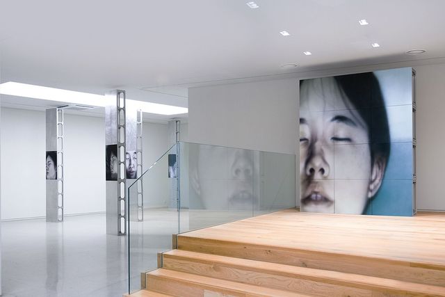 작가 김명찬의 연작 〈Head〉가 배치된 K&L 뮤지엄의 «시대전술» 전시 전경.