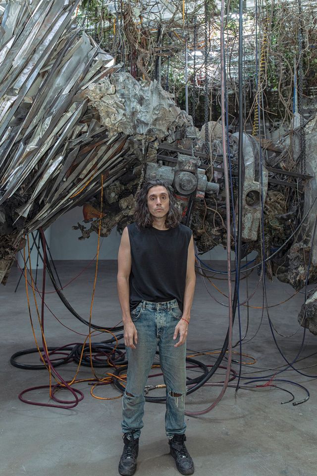 〈상상의 종말 I〉 앞에 선 아드리안 비야르 로하스. 사진: 남서원. 제공: 아트선재센터. ⓒ 2025. Art Sonje Center all rights reserved.