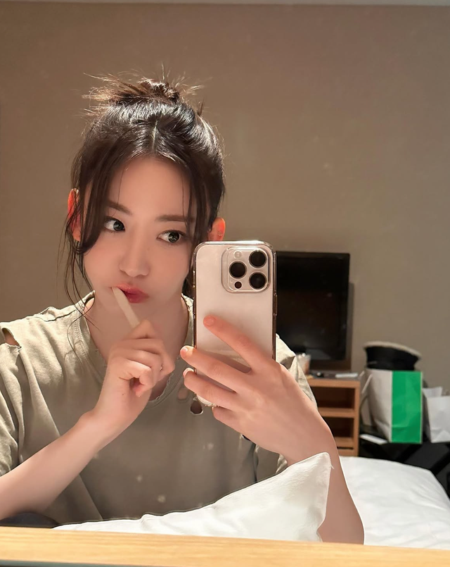 양치하고 있는 르세라핌 사쿠라 / @39saku_chan