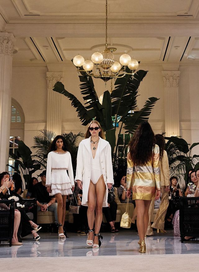 싱가포르 래플스 호텔 메인 빌딩에서 열린 샤넬의 2025/26 크루즈 쇼.