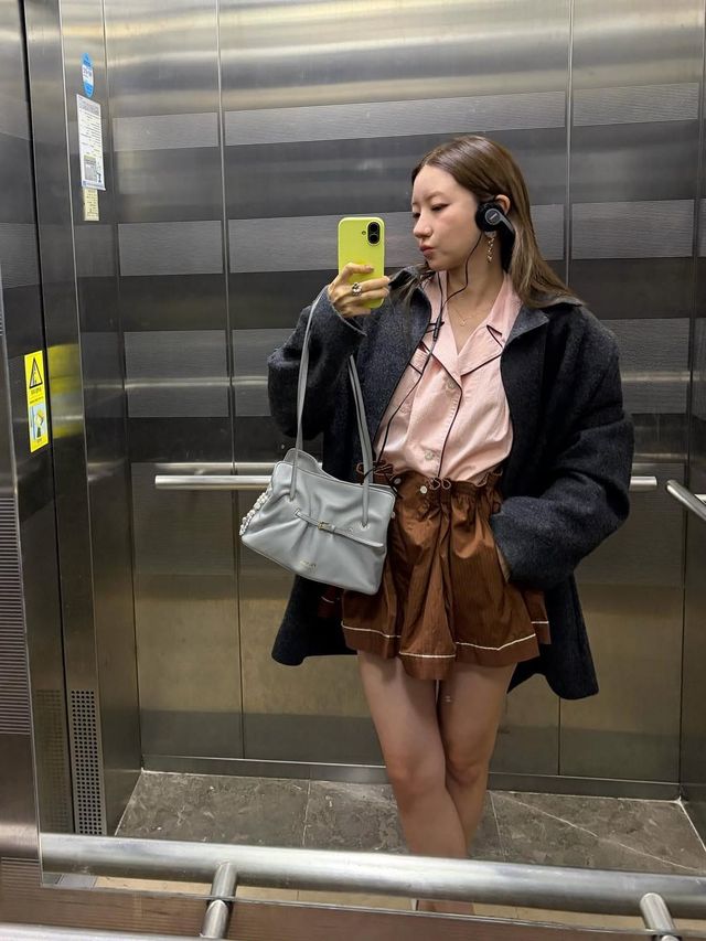 회색 오버사이즈 하프 코트와 파자마를 함께 착용해 편안하면서 우아한 느낌을 드러낸 오눅 / @onnuk_