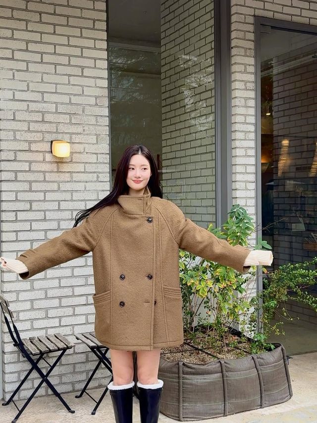 커피색 반코트와 블랙 롱부츠를 매치해 클래식한 느낌을 연출한 정채연 / @ j_chaeyeoni