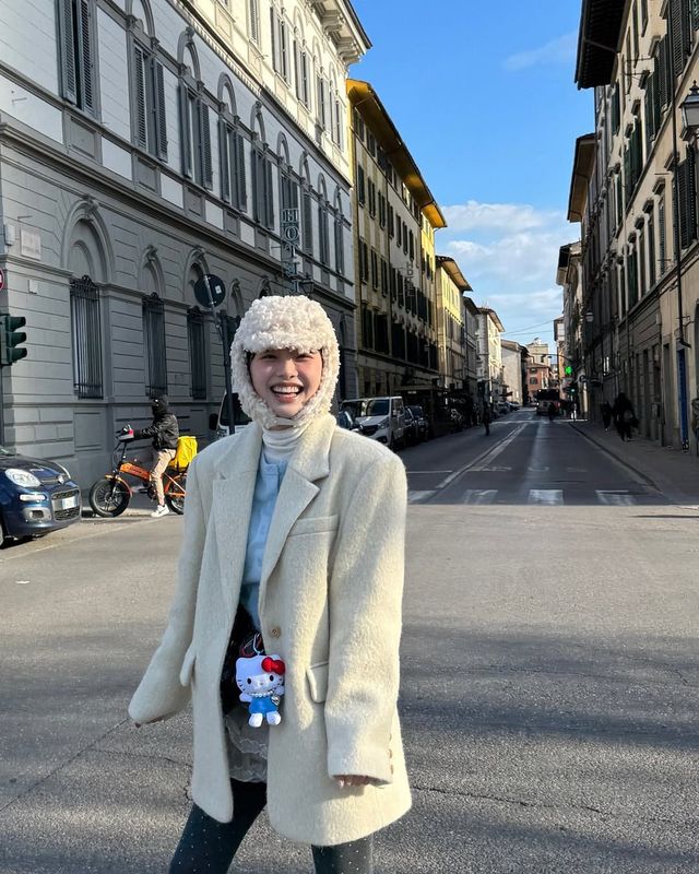 도톰한 아이보리 컬러의 하프 코트와 도트 패턴 스타킹을 착용해 귀엽고 사랑스러운 매력을 선보인 츄 / @chuuo3o