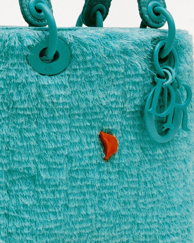 수많은 미니어처 프린지 장식이 돋보이는 작품. ⓒ Marion Berrin