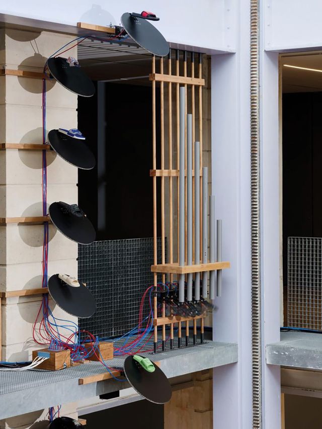 마리엠 베나니의 〈Sole Crushing〉이 설치된 라파예트 앙티시파시옹의 전경. 