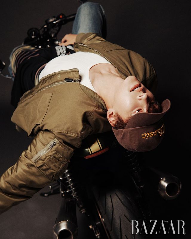 코튼 소재의 클래식 로고 바이오워싱 볼캡은 6만원대, 슬리브 로고 피그먼트 스웨트셔츠는 15만원대 모두 Verutum. 