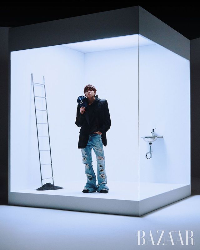  네이비 컬러의 VRM 심볼 로고 사틴 볼캡은 8만원대, 아치 크랙 로고 오버핏 후디는 16만원대 모두 Verutum.