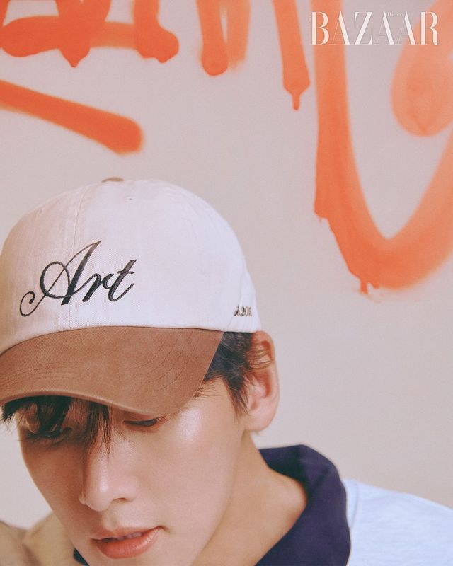 코튼 소재의 아트로고 바이오 워싱 커브캡은 6만원대, 볼륨 아치 로고 스웨트셔츠는 15만원대 모두 Verutum.