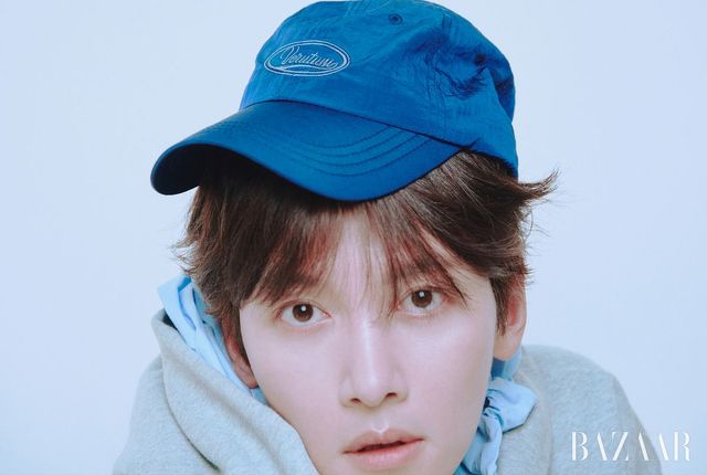 나일론 소재의 웨이브로고 스포츠캡은 9만원대, 아치 크랙 로고 오버핏 후디는 16만원대 모두 Verutum.