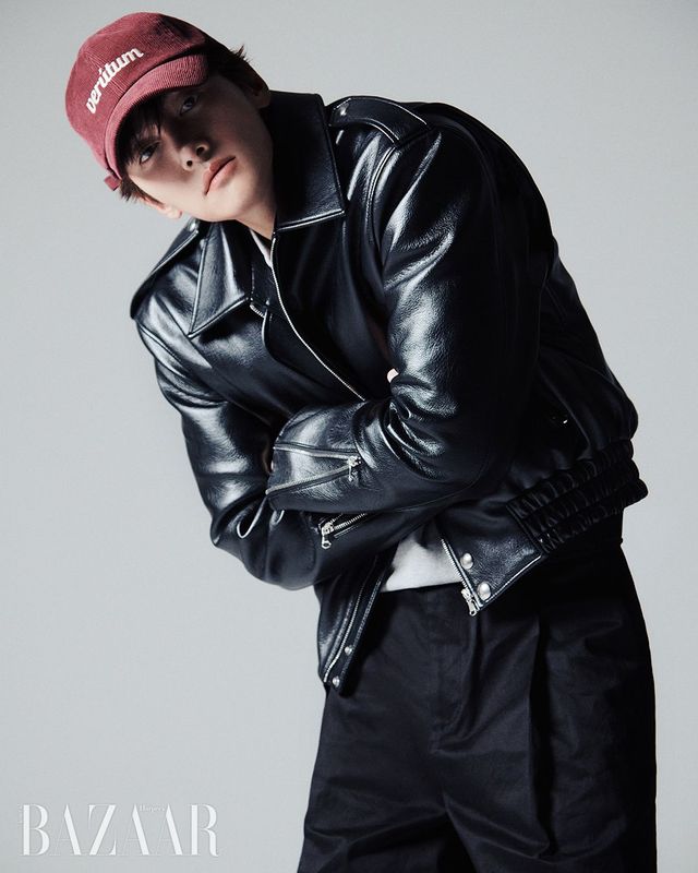 펀키 세리프 베루툼 코듀로이 볼캡은 11만원대, 베루툼 볼륨 아치로고 스웨트셔츠는 15만원대 모두 Verutum.