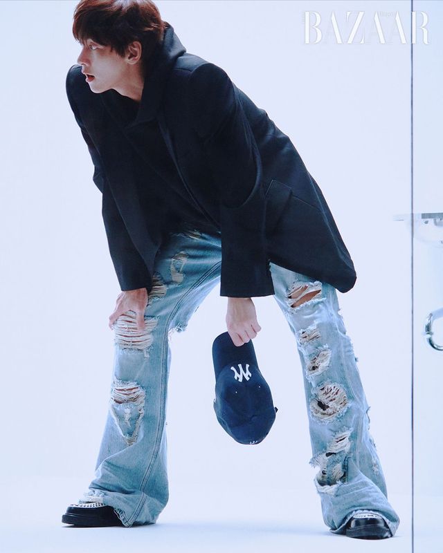  네이비 컬러의 VRM 심볼 로고 사틴 볼캡은 8만원대, 아치 크랙 로고 오버핏 후디는 16만원대 모두 Verutum.