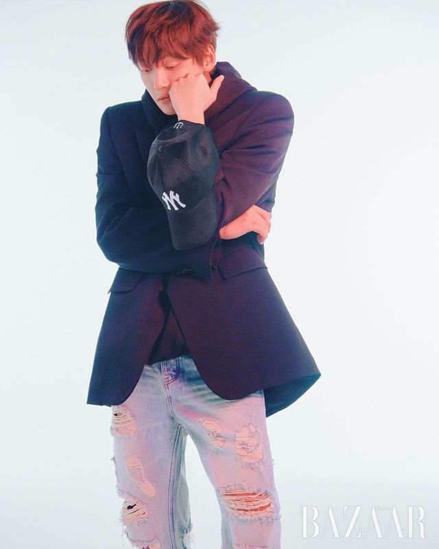 블랙 컬러의 VRM 심볼 로고 사틴 볼캡은 8만원대, 아치 크랙 로고 오버핏 후디는 16만원대, 모두 Verutum.