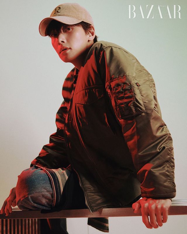 코튼 소재의 베루툼 이니셜 웨스턴 로고 피그먼트 볼캡은 9만원대, 슬리브 로고 피그먼트 스웨트셔츠는 15만원대 모두 Verutum.