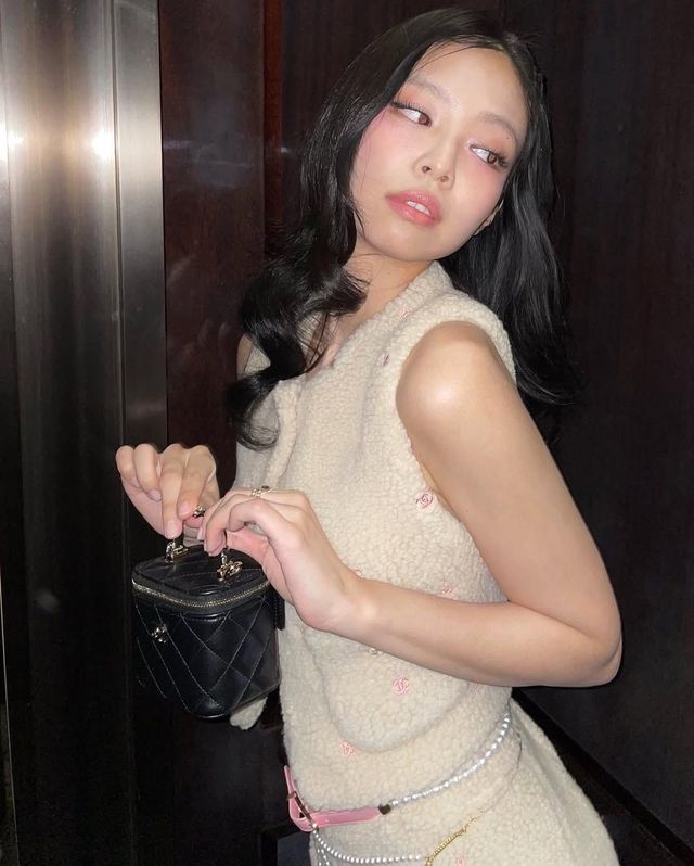 시어링 소재의 샤넬 원피스에 미니 사이즈 샤넬 백으로 귀여운 파티 룩을 완성한 제니 / @jennierubyjane