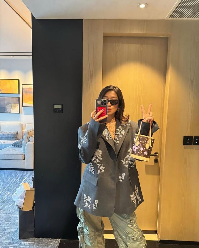플라워 자수 장식의 자켓, 카고 팬츠와 함께 루이 비통 미니 백을 선택해 개성 넘치는 룩을 완성한 페기 구 / @peggygou_