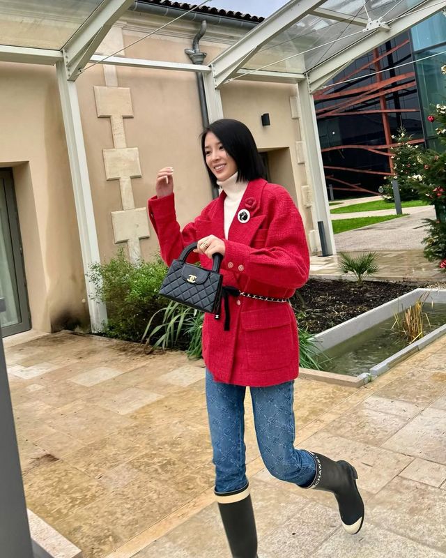 레드 트위드 자켓과 데님 팬츠에 블랙 컬러의 샤넬 미니 토트백을 착용해 경쾌한 분위기를 드러낸 아이린 / @ireneisgood