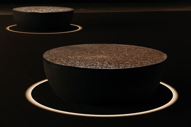 성파 스님의 작품을 전시한 특별전 《성파선예전》에서 선보인 〈별들의 향연〉. 까만 옻칠 위에 자개 가루를 뿌려 우주를 표현했다. 