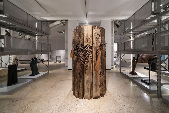  MMCA 청주 개방 수장고에 배치된 조각가 정현의 작업. 〈무제〉, 2022, 나무,철, 250x160cm. 