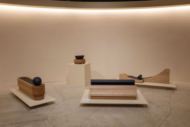  2025 청주국제공예공모전에서 대상작으로 선정된 작가 이시평의 〈Log 일지(日誌)〉의 일부. 레드오크 목재에 녹슨 금속을 굴려 녹이 스며들게 만든 목공예 작품. 