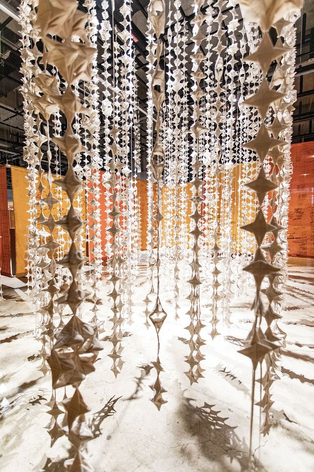 초대국가전 태국 전시장에 설치된, 작가 피나리 싼피탁(Pinaree SANPITAK)의 〈마라이 토왈〉. 축하와 애도의 상징인 태국의 전통 꽃 장식 ‘마라이’를 재해석한 패브릭 조각을 선보였다.