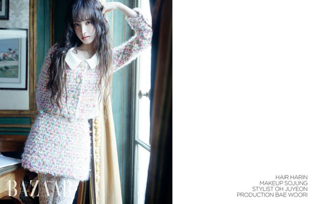 트위드 재킷·스커트 세트업은 Valentino. 스타킹은 Valentino Garavani.