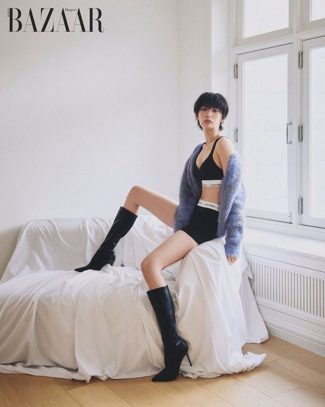 블랙 언더웨어, 카디건은 Cavin Klein, 부츠는 스타일리스트 소장품.