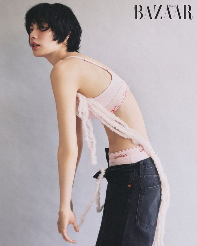 핑크 언더 웨어, 데님 팬츠는 모두 Cavin Klein.
