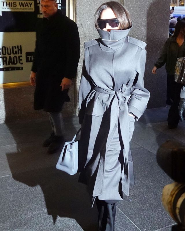 하이넥 코트를 착용한 빅토리아 베컴