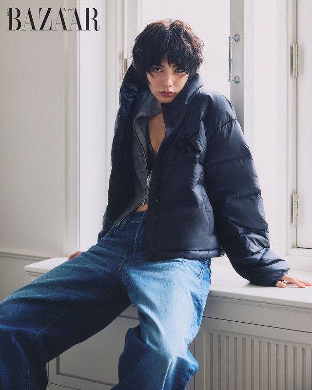 레이스 브라, 그레이 집업 카디건, 패딩, 데님 팬츠는 모두 Cavin Klein.