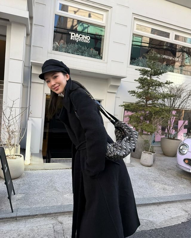 블랙 롱 코트에 블랙 베레모, 디올 백을 착용해 클래식한 겨울 룩을 완성한 아이린 / @ireneisgood