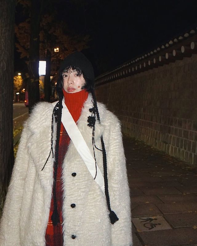 화이트 퍼 코트에 레드 컬러 터틀넥과 유니크한 디테일의 블랙 비니로 완성한 나나의 감각적인 컬러 매칭 @jin_a_nana