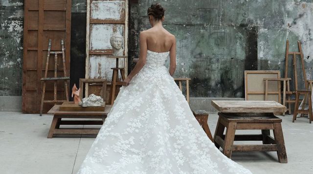 플라워 자수가 돋보이는 엘리사브 2026 프라이덜 컬렉션 LOOK2