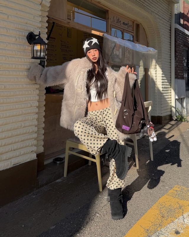 풍성한 퍼 코트와 함께 스웨이드 미디 부츠를 착용해 안정적인 한겨울 룩을 완성한 설쁘 / @mulbada