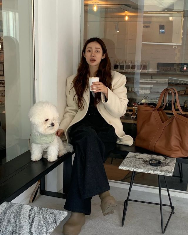 단정한 의상에 투박한 디자인의 러버 부츠를 착용해 귀여운 포인트를 준 차정원 / @ch_amii