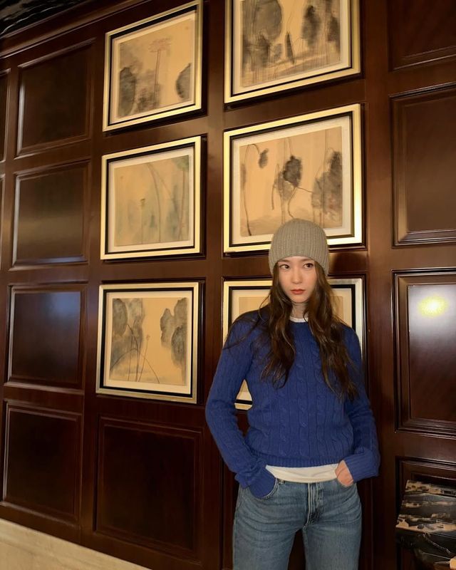 베이직한 실루엣의 블루 케이블 니트를 입어 세련된 무드를 자아낸 크리스탈 / @vousmevoyez