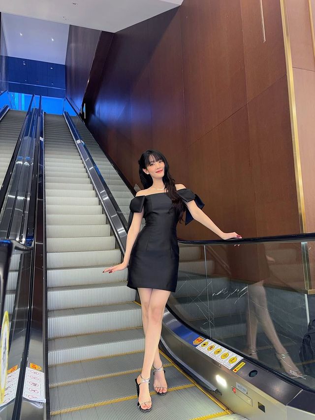 러블리한 오프숄더 드레스에 주얼 슈즈로 화려함을 더한 민니의 블랙 드레스 룩 / @min.nicha