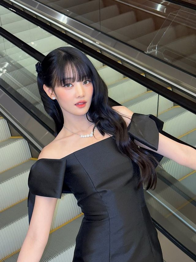 러블리한 오프숄더 드레스에 주얼 슈즈로 화려함을 더한 민니의 블랙 드레스 룩 / @min.nicha