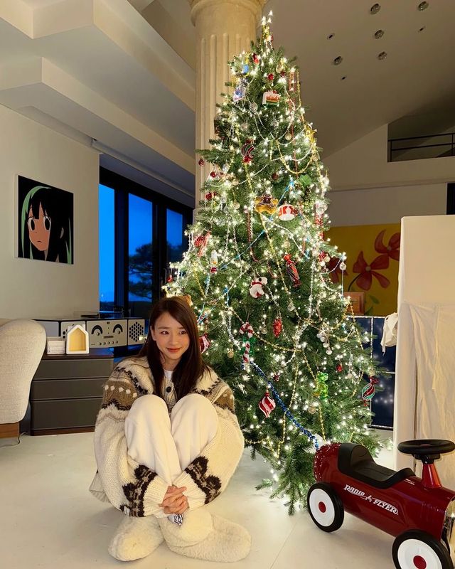 노르딕 패턴 니트와 플리스 팬츠, 퍼 슈즈 등 겨울 질감으로 통일한 손연재의 홈 홀리데이룩 / @yeonjae_son